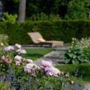 Gartenzimmer mit Hecke als Sichtschutz