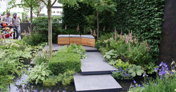 Garten für Ästheten mit Wasserlauf und großen Natursteinplatten
