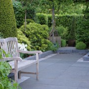Der Patiogarten ist mit Hecken und immergrünen Pflanzen pflegeleicht gestaltet