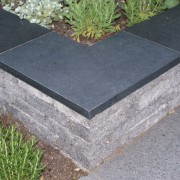 Kleine Mauer mit dunkler Abdeckplatte