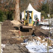 Arbeiten im zeitigen Frühjahr am Wasserkanal im Mustergarten