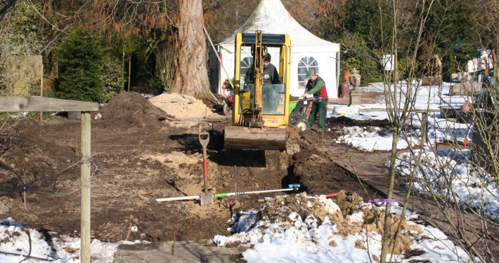 Arbeiten im zeitigen Frühjahr am Wasserkanal im Mustergarten