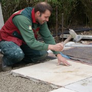 80x80 große Natursteinplatten werden in Einkronbeton versetzt