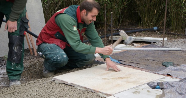 80x80 große Natursteinplatten werden in Einkronbeton versetzt