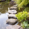 Trittsteine im Gartenteich sind ein Weg über Wasser