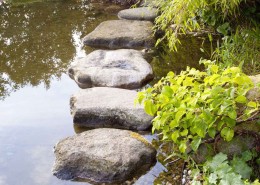 Trittsteine im Gartenteich sind ein Weg über Wasser
