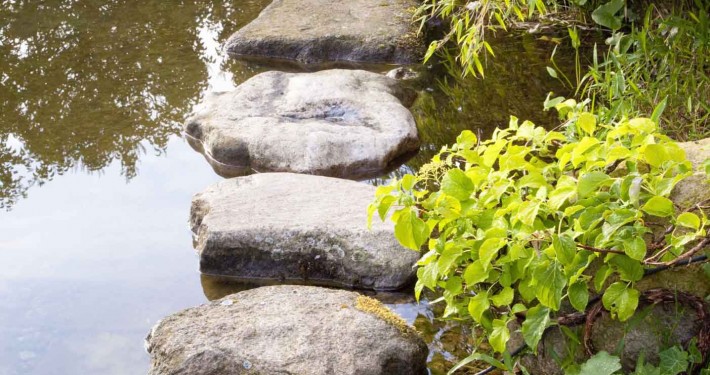 Trittsteine im Gartenteich sind ein Weg über Wasser