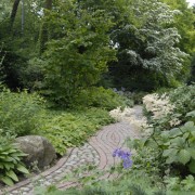 Das Element Wasser ist in der Feng Shui Planung für einen Gartenweg sehr empfehlenswert