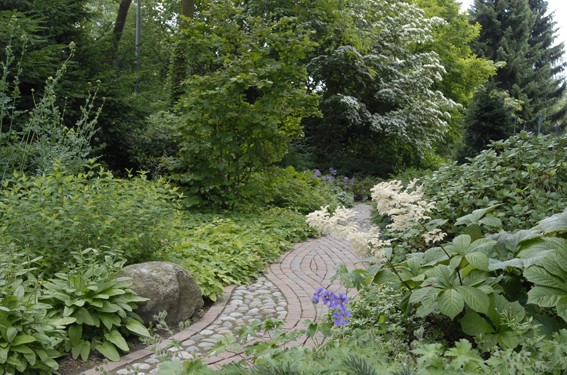 Das Element Wasser ist in der Feng Shui Planung für einen Gartenweg sehr empfehlenswert
