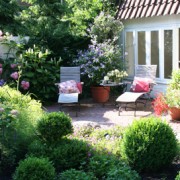 Sitzplatz mit runder Pflasterung und Kopfsteinpflaster und Findlingen