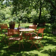 Schattiger Sitzplatz mit Streuobstwiese