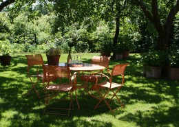 Schattiger Sitzplatz mit Streuobstwiese