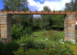 Garten auf 2 Niveaus, Pergola und großzügige Rasenfläche