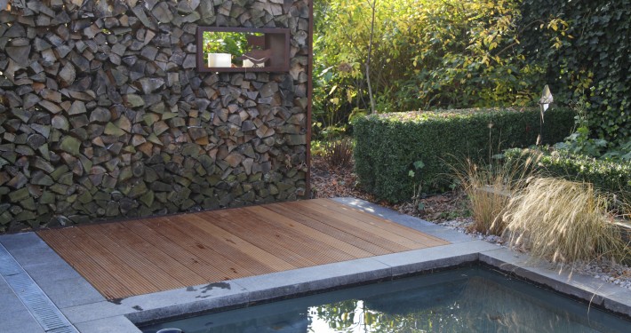 Wasser, Holz, Metall sind klassische Materialien in der modernen Gartengestaltung
