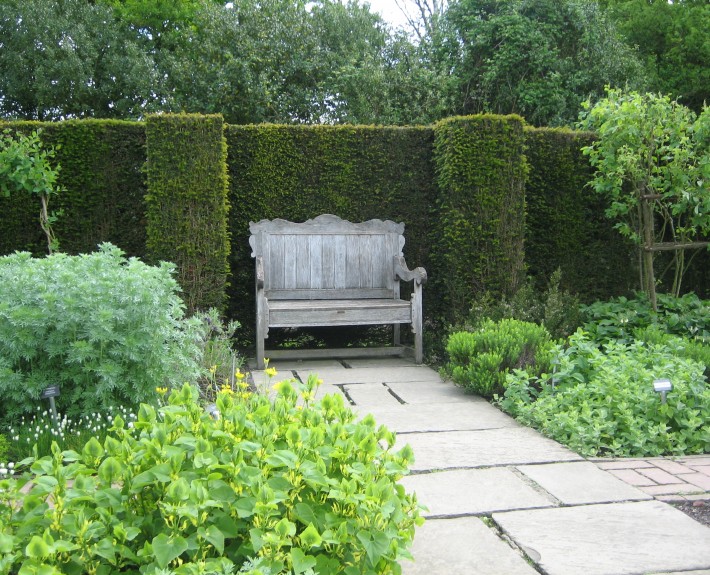 englische Hecke mit romantischer Bank