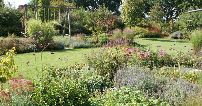 Herbstfärbung im Garten mit Stauden und Wasserspiel – Edelstahl-Wasserschale