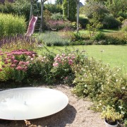 Herbstfärbung im Garten mit Stauden und Wasserspiel – Edelstahl-Wasserschale