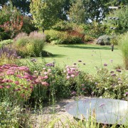 Herbstfärbung im Garten mit Stauden und Wasserspiel – Edelstahl-Wasserschale