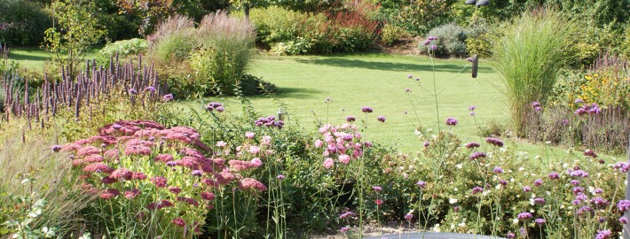 Herbstfärbung im Garten mit Stauden und Wasserspiel – Edelstahl-Wasserschale