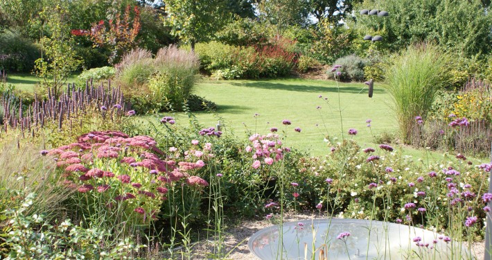 Herbstfärbung im Garten mit Stauden und Wasserspiel – Edelstahl-Wasserschale