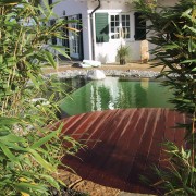 rundes Holzdeck am Folien-Schwimmteich mit gemauerter Schwimmzone