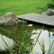 Holzsteg über dem Wasser schwebend