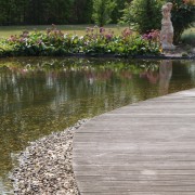 geschwungener Holzsteg direkt am Teich