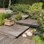 ineinander geschobene Garten-Niveaus, gebaut aus unterschiedlich großen Holzdecks