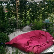 Kindgerechter Garten mit Sitzsack und Holzdeck