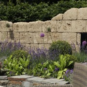 Garten-Ruine aus Tuffstein