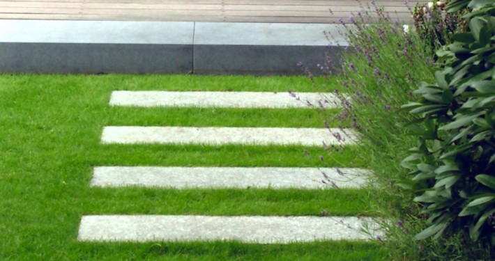 gradlinige Gestaltung mit Schrittplatten im Rasen