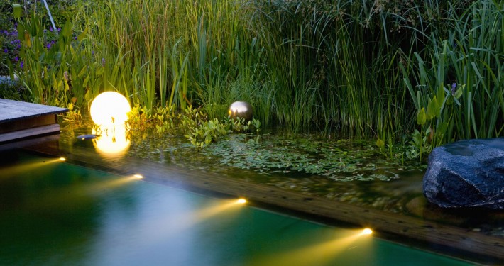 Schwimmende Leuchtkugeln, LED-Strahler beleuchten den Teich, dies schafft eine brillante Abendstimmung