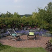 Naturgarten mit Blick in die freie Landschaft