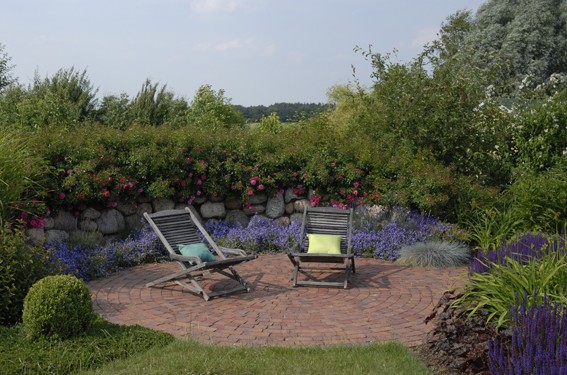 Naturgarten mit Blick in die freie Landschaft