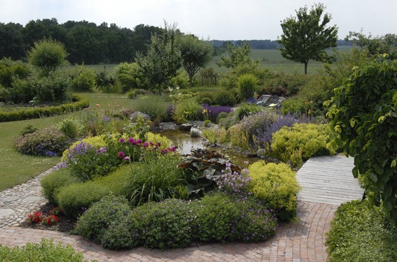 Gartenteich anlegen, naturnah und ästhetisch schön durch Gartenbau-Firma in Lüneburg und Uelzen