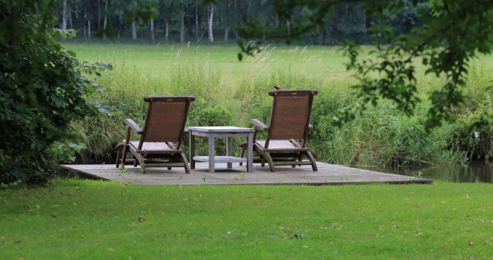 Holzterrasse mit Blich in die freie Landschaft, Erholung auf dem Holzdeck