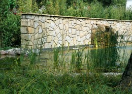 Natursteinmauern als Raumteiler direkt hinter dem Pool ist auch Sichtschutz