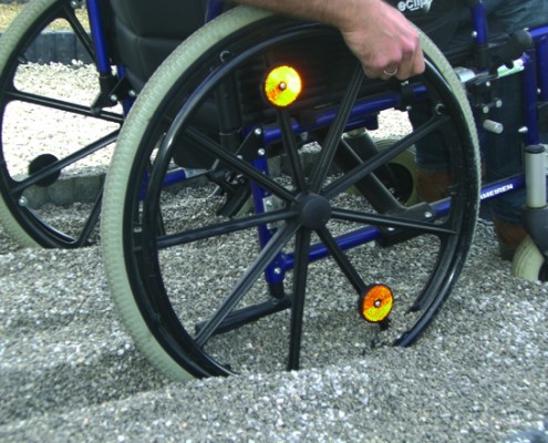 tiefes Einsacken mit Fahrrad oder Rollstuhl in Kies-Flächen