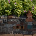 Ein Materialmix und alte Backsteine aus Lüneburg machen diese Mauer lebendig