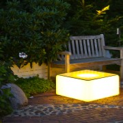 Beleuchteter Lichtwürfel mit Glasplatte - ein Abstelltisch