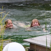 Badevergnügen für Kinder im eigenen Teich