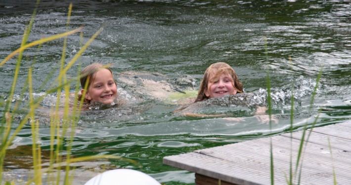 Badevergnügen für Kinder im eigenen Teich