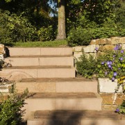 Stufenanlage und Blockstufen für Treppe mit Naturstein