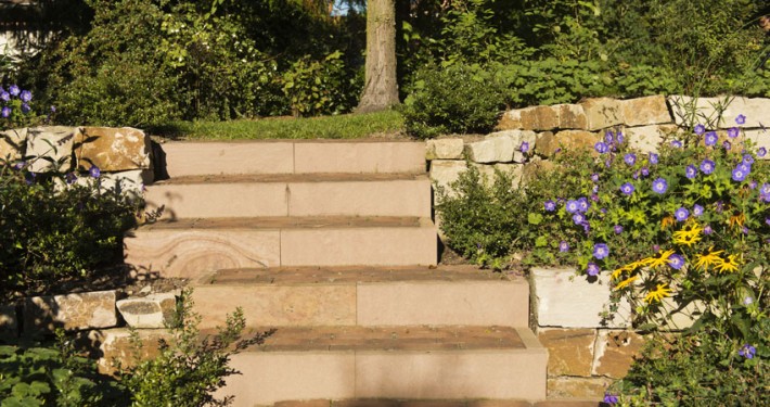 Stufenanlage und Blockstufen für Treppe mit Naturstein