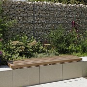 Hohe Gabionen an der Gartengrenze als Sichtschutz
