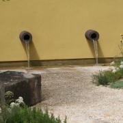 design Wasserspiel an gelber Mauer