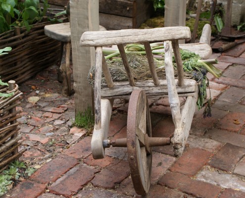 Schiebkarre aus Holz - schöne Gartenaccessoires