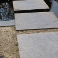 Teich überqueren mit Natursteinplatten