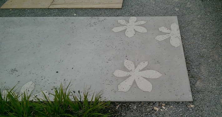 Blumenmuster auf Trittplatten