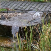 Wer baut Schwimmteiche mit Wasserspielen oder Quellsteinen